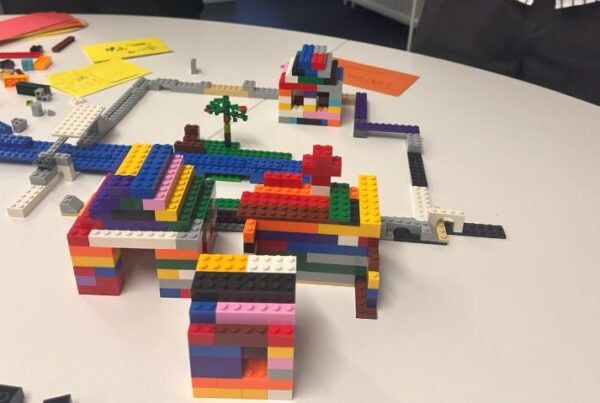 Legobausteine in bunten Farben um agiles arbeiten zu zeigen